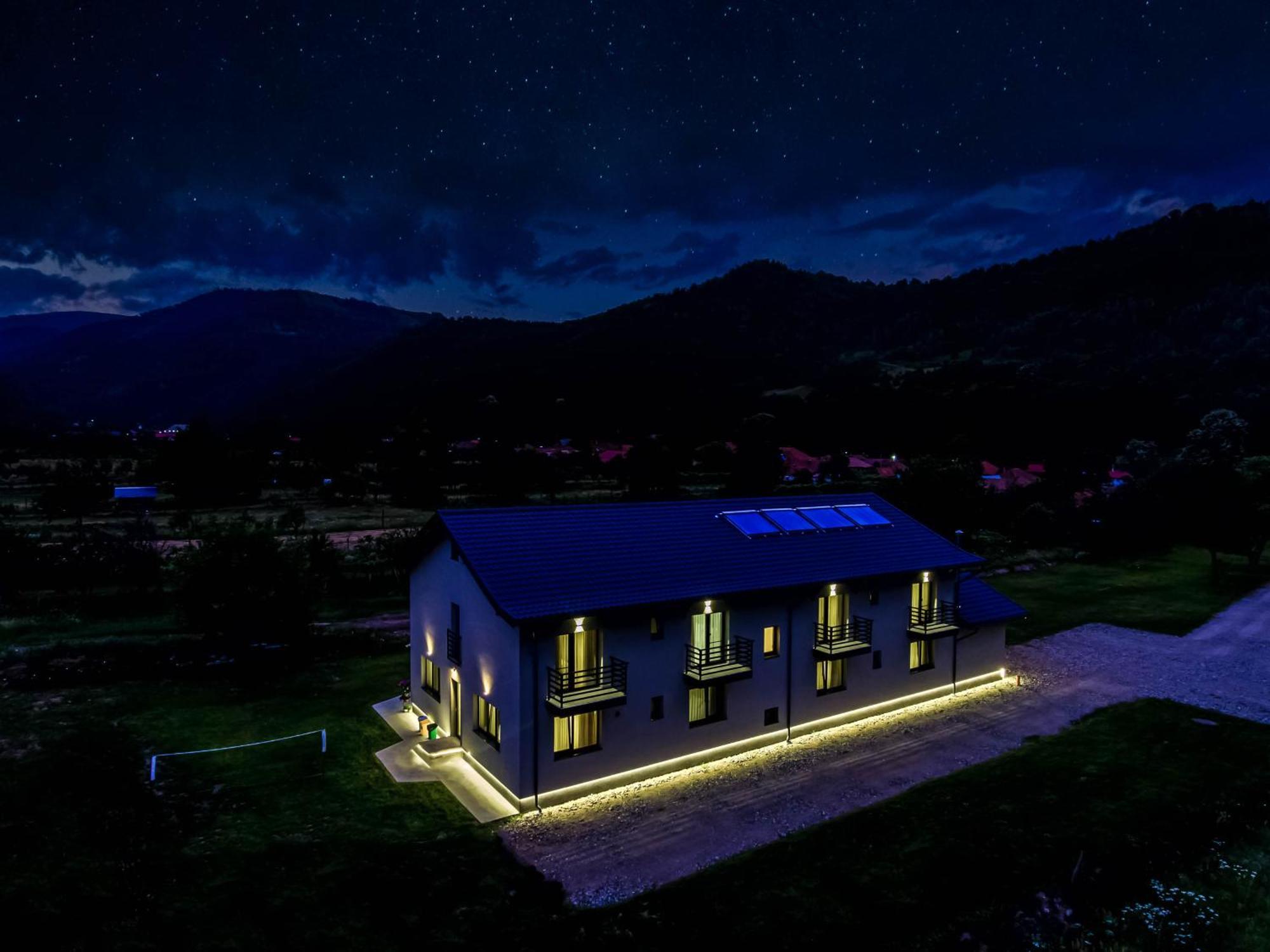 Transalpina Retreat Hotel โนวาชิ-สเตรยนี ภายนอก รูปภาพ